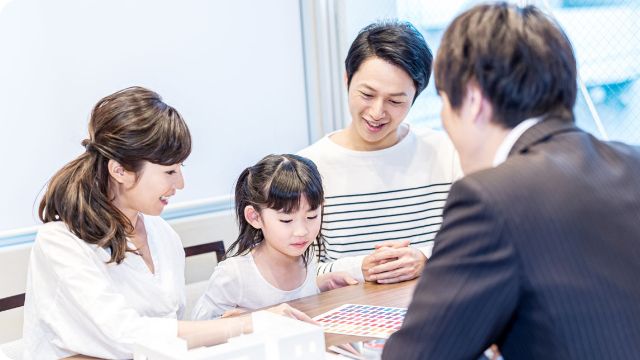 中古×リフォームの説明を受ける家族